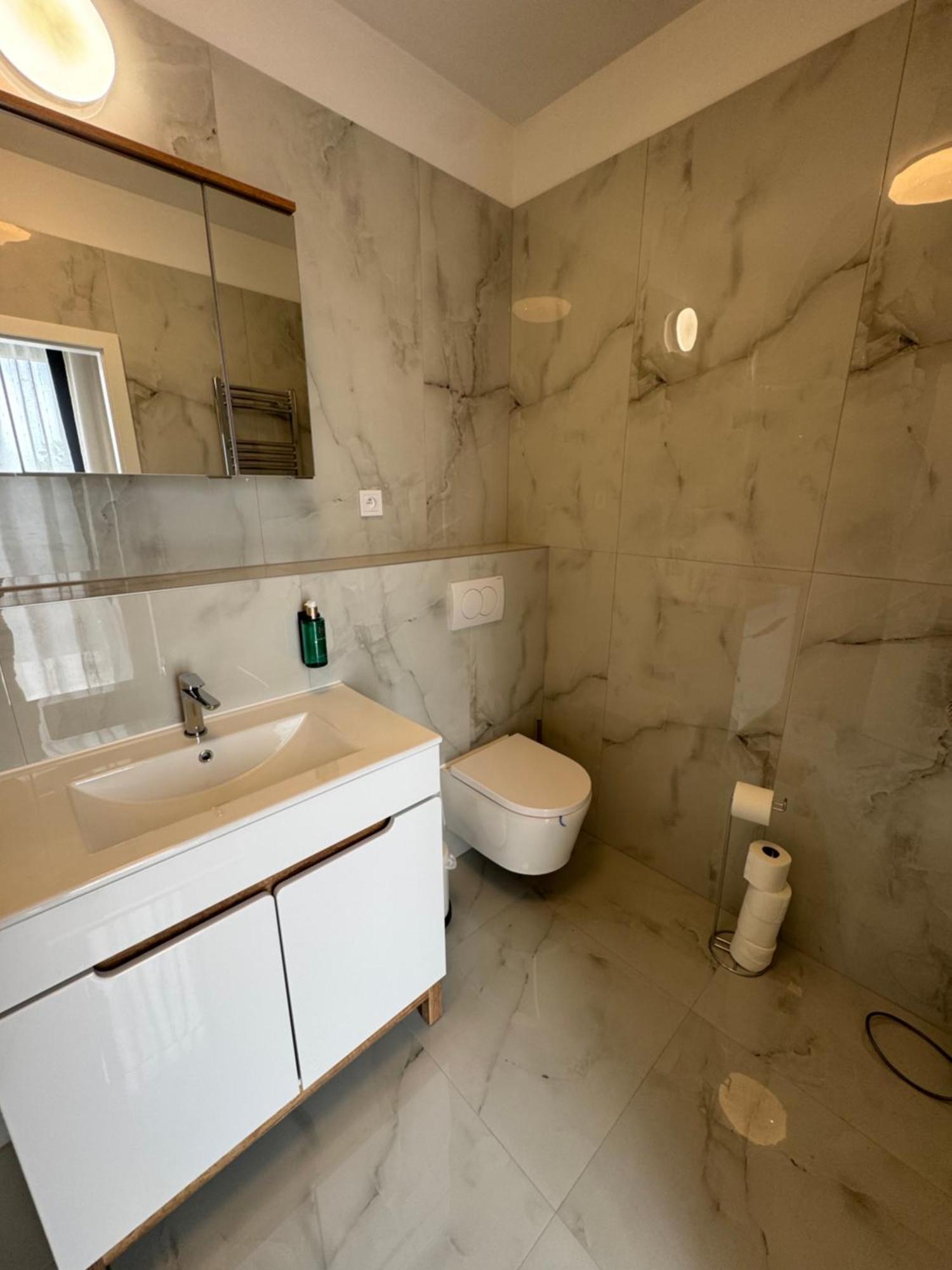 Airport Luxury & Apartment *